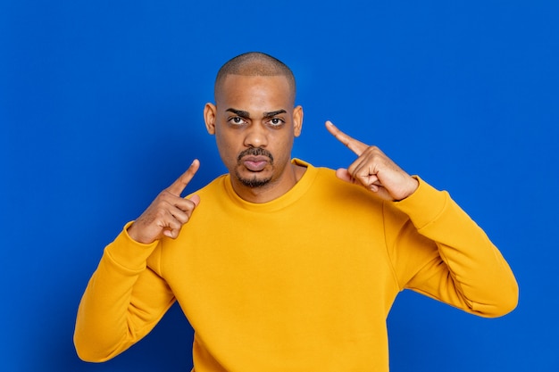 Photo african guy with yellow sweatshirt