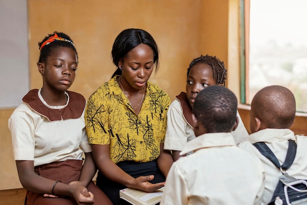 Bambini africani che hanno una lezione a scuola