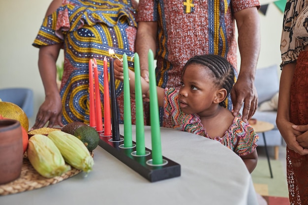 Photo african litte girl lighting candles