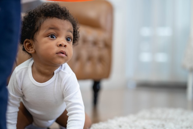 床にアフリカの小さな男の子