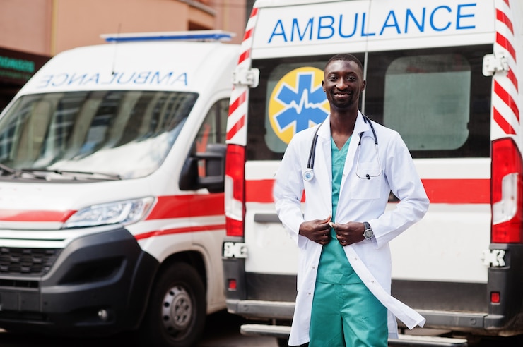 Photo african male paramedic standing in front of ambulance car 