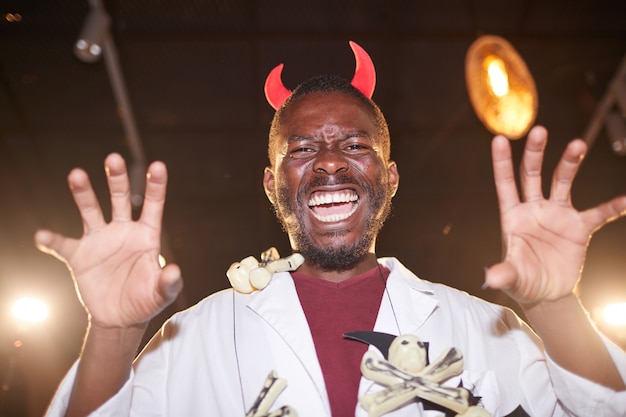 Uomo africano in costume del diavolo su halloween