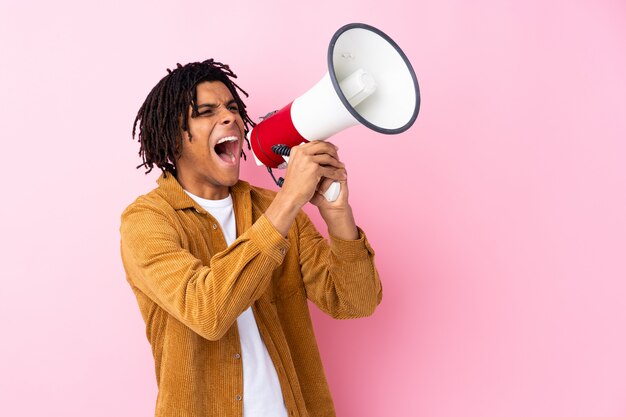 Uomo africano sopra il rosa