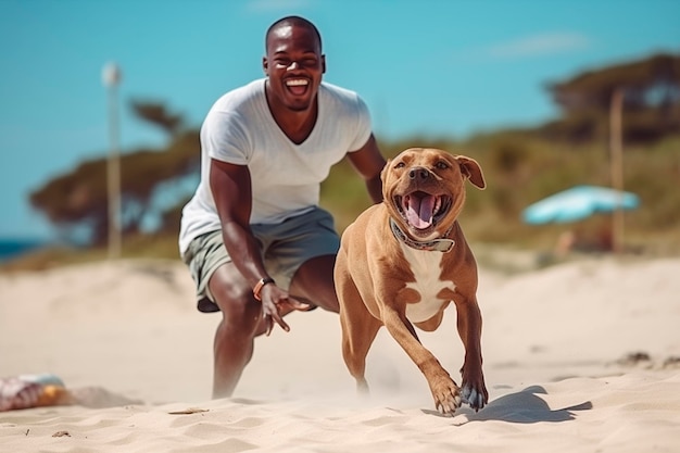 アフリカ人男性が海辺で犬と遊んで楽しんでいます