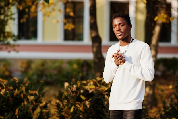 Photo african man posed at the streets of an ancient city in auttumn sunny day