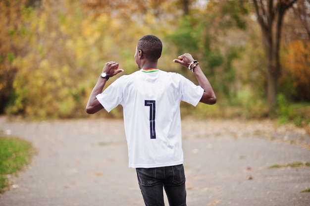 Uomo africano in maglietta sportiva bianca di calcio del paese del ghana africa con 7 numeri.