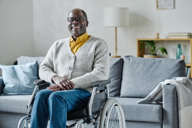 Uomo africano con disabilità sorridente