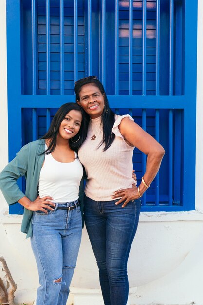 Photo african mother and daughter standing together in the street