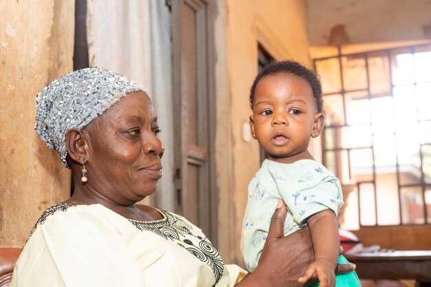 Foto madre africana che guarda la sua bambina sorridendo