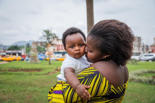 Африканская мать со своим новорожденным сыном в момент любви