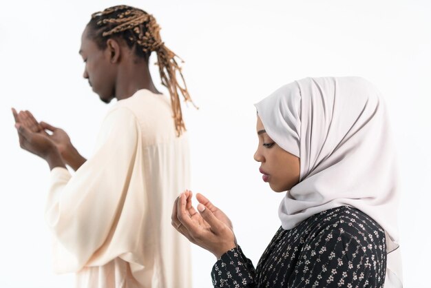 Photo african muslim couple praying allah by raising hands and making fatiha pray