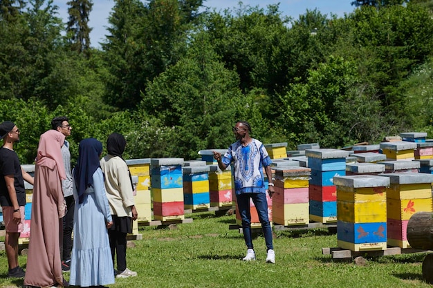 地元の蜂蜜生産農場を訪問するアフリカのイスラム教徒の人々のグループ