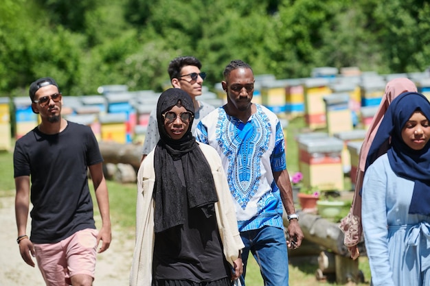 Gruppo di persone musulmane africane in visita alla fattoria locale di produzione di miele