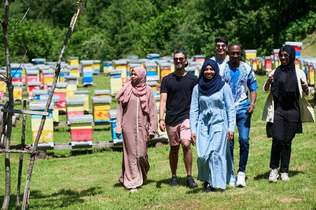 地元の蜂蜜生産農場を訪問するアフリカのイスラム教徒の人々のグループ