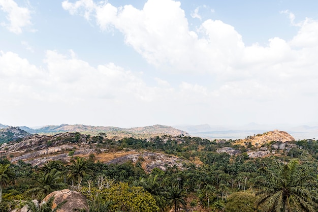 Foto paesaggio della natura africana con cielo e montagne