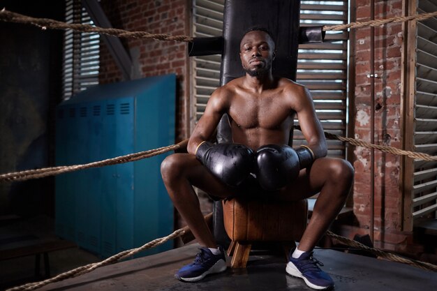 Африканский профессиональный боксер на боксерском ринге
