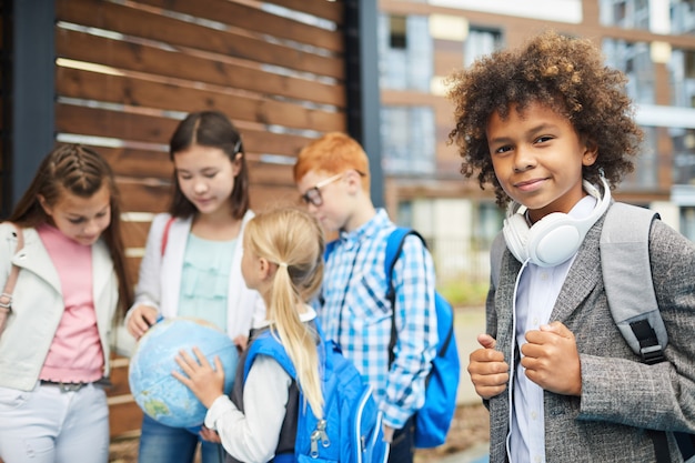 学校で勉強しているアフリカの少年