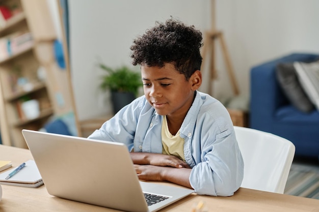 Африканский школьник использует ноутбук для онлайн-обучения