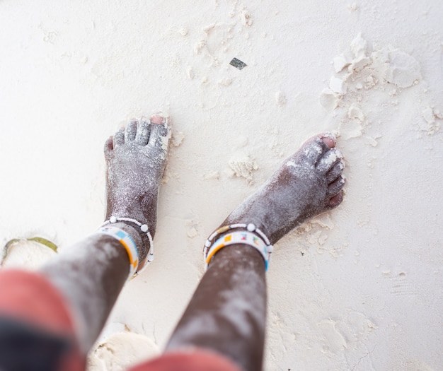 Piedi della ragazza tribù africana