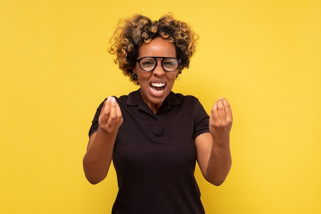 Foto donna africana che discute esprimendo il proprio punto di vista perché si è stufata di stringere la mano nel gesto italiano