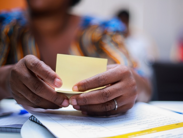 Foto donna africana che tiene piccola carta