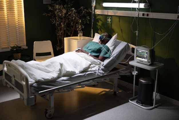 Фото Африканская женщина в больничной палате с кислородной маской спокойно отдыхает