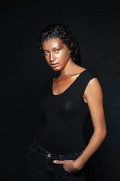 写真 スタジオでtシャツを着たアフリカの女性。