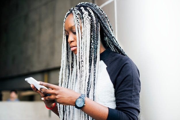 スマートフォンを使ったアフリカの女性