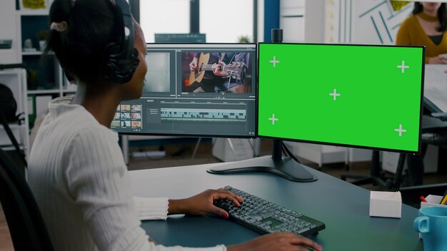 Африканская женщина-видеооператор с монтажом пленки обработки гарнитуры
