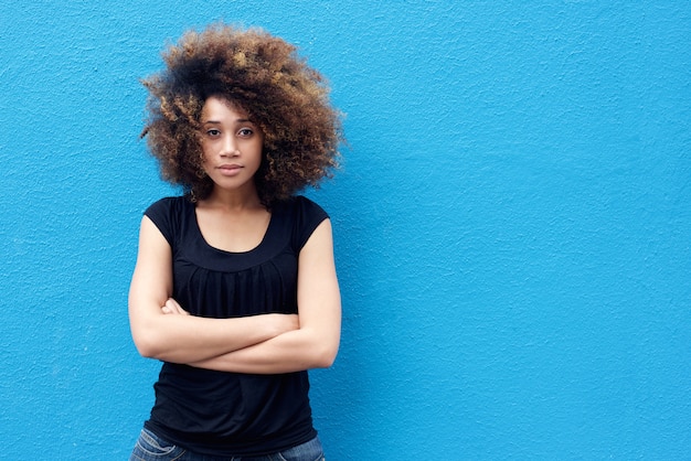 afroの髪型と腕が交差するアフリカの女性