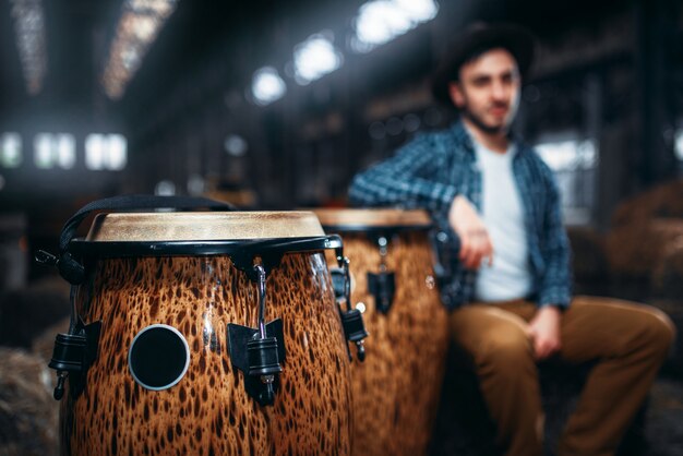 Foto tamburi di legno africani, primo piano, batterista maschio