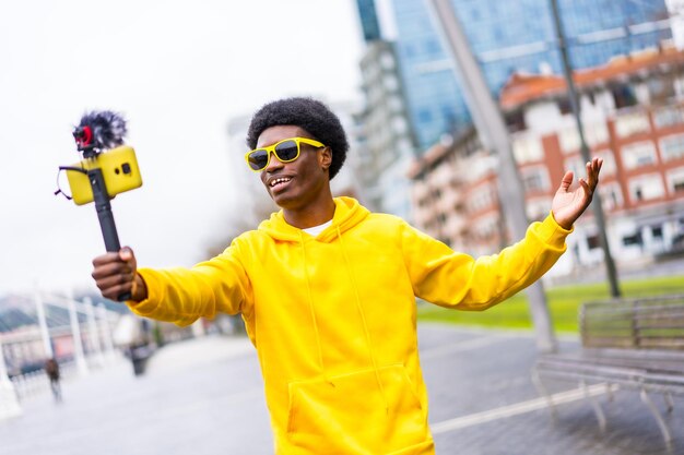 Photo african young content creator streaming online in the city