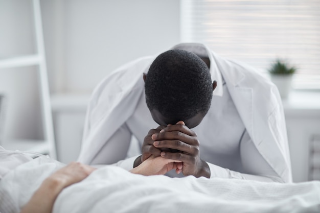 病棟で友人の健康を心配しているアフリカの青年