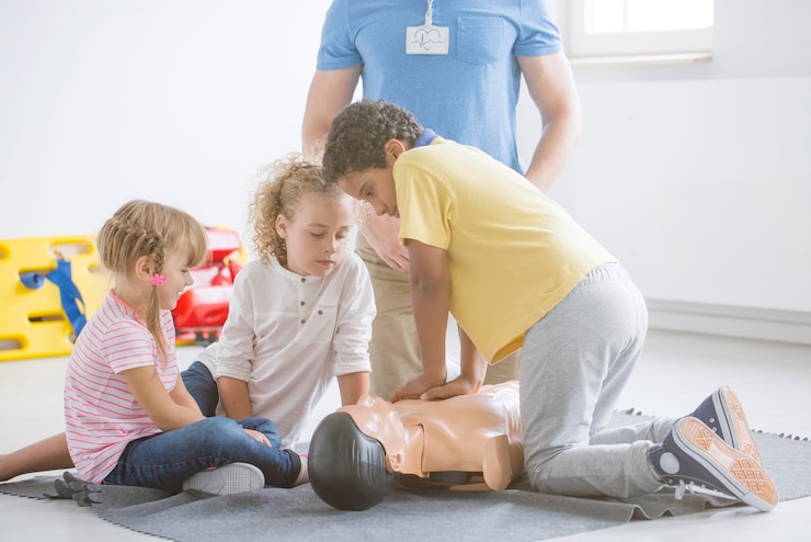 Photo africanamerican boy pressing manikin's chest
