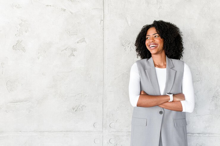 Photo the africanamerican businesswomans laughter fills the room as she stands against a textured wall