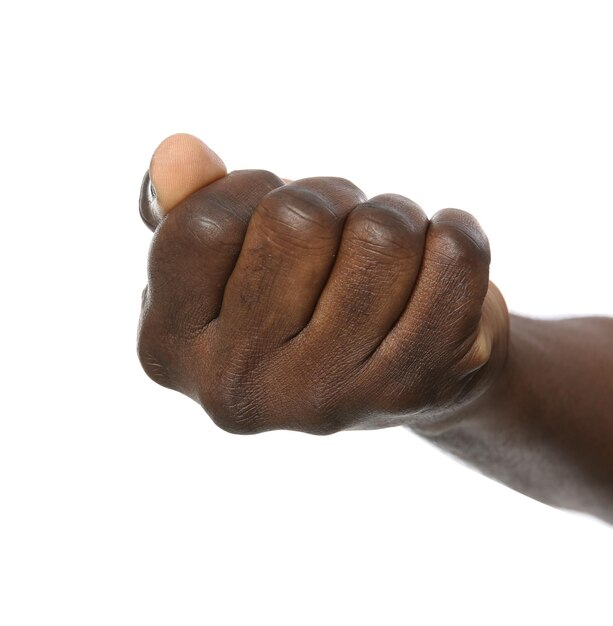 Афроамериканец показывает кулак на белом фоне крупным планом