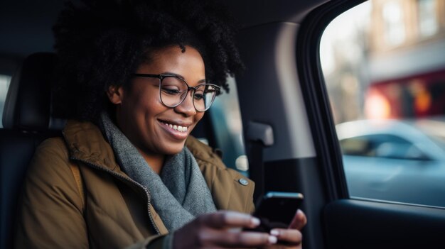 Passeggero afroamericano seduto sul sedile posteriore di un taxi sorridendo usando l'app di prenotazione di taxi per smartphone