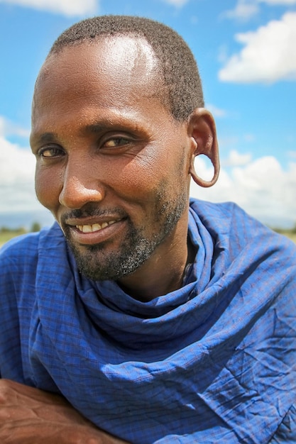 Foto afrika tanzania februari 2016 mannelijke masai-stam in traditionele kleding