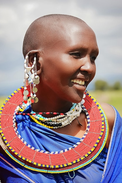 Afrika Tanzania Februari 2016 Masai vrouw van de stam in een dorp in traditionele klederdracht