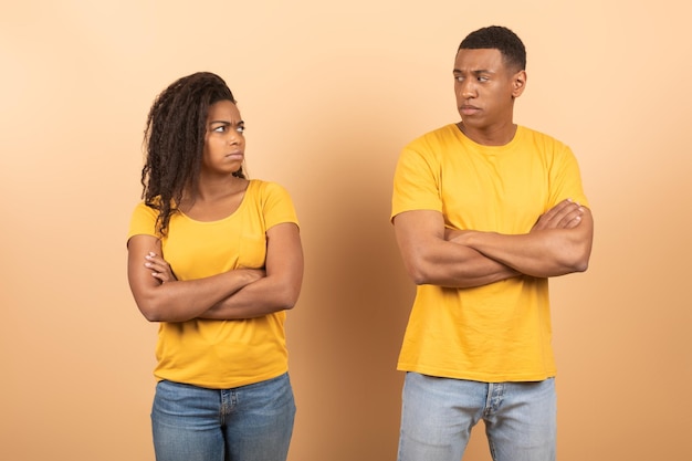 Afrikaans-Amerikaans jong stel dat apart staat en handen kruist, praat niet met elkaar na familieruzie