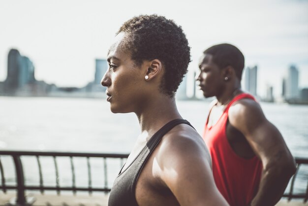 Afrikaans Amerikaans paar dat sport in de stad van New York maakt