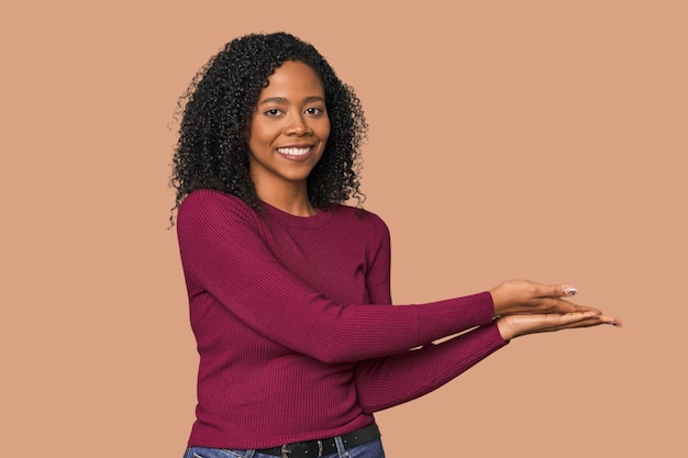 Afrikaans-Amerikaanse vrouw in een studio met een kopieringsruimte op een palm