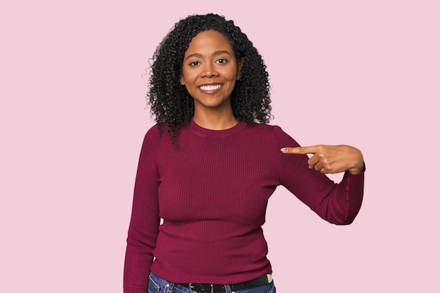 Afrikaans-Amerikaanse vrouw met de hand naar een shirt kopieer ruimte trots en zelfverzekerd