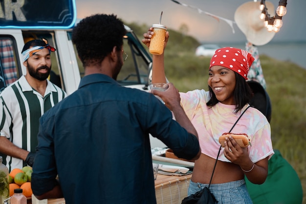 Afrikaans gelukkig paar dat fastfood eet en danst tijdens het feest buitenshuis