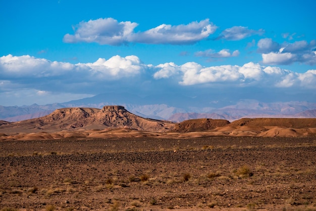 Afrikaans landschap van het Atlasgebergte in de Saharawoestijn met heldere blauwe lucht en wolken
