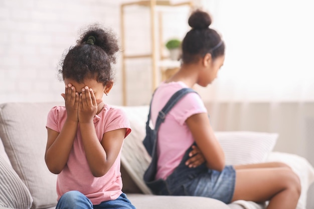 Afrikaans meisje huilt na ruzie met haar oudere zus
