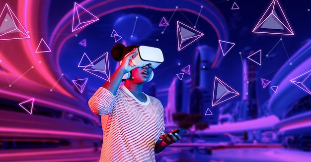 Afrikaans meisje met een VR-bril en casual kleding terwijl ze staat Ingenuity