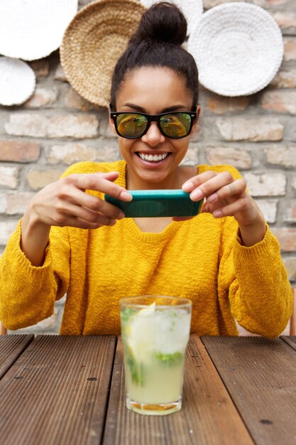 Afrikaans wijfje dat beeld van een drank neemt bij koffie