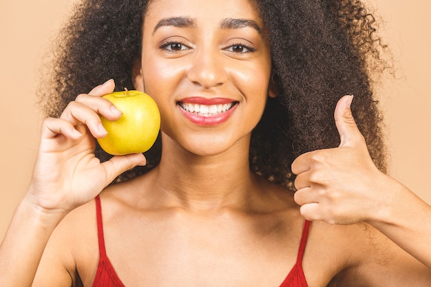 Afrikaanse Amerikaanse jonge vrouw met aple