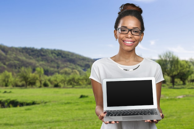 Afrikaanse Amerikaanse laptop van de vrouwenholding